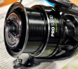 ROLLE SENSAS PRO FEEDER 5500, 95cm pro Kurbelumdrehung, Modell 2025