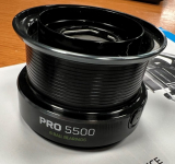 ROLLE SENSAS PRO FEEDER 5500, 95cm pro Kurbelumdrehung, Modell 2025